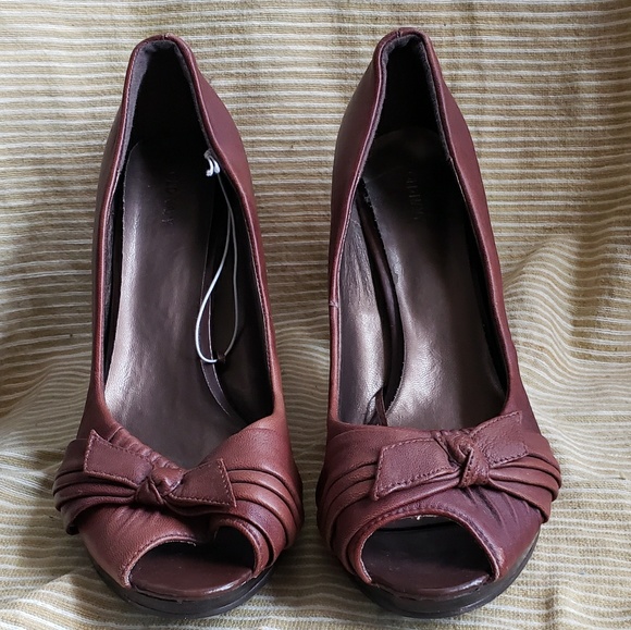 Shoe - Picture 2 of 4